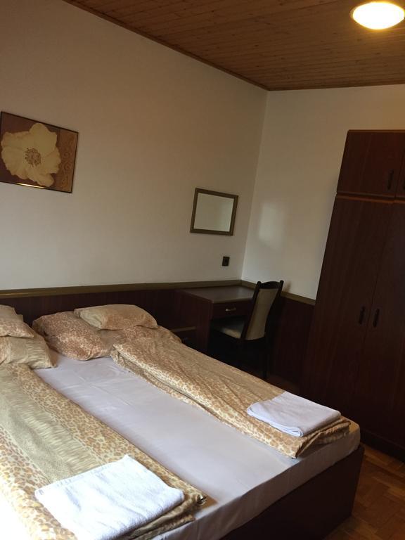 Bed and Breakfast Peregrino Panzió Budaörs Esterno foto